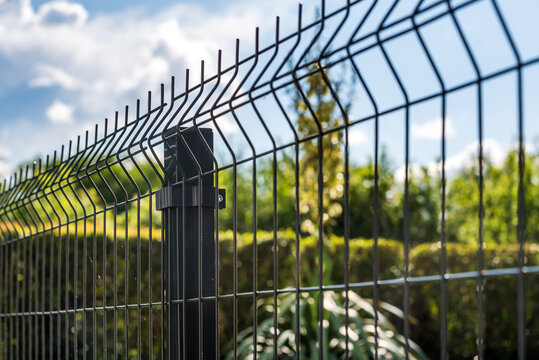 Top Benefits of Installing Industrial Fences for Business Protection